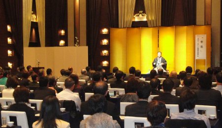 三遊亭楽春の笑いの効果で健康向上講演会の風景