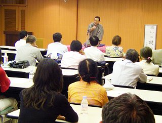 三遊亭楽春の健康講演会の風景