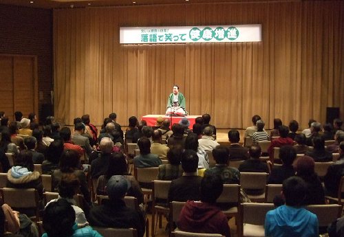 三遊亭楽春の落語で笑って健康増進講演会の風景