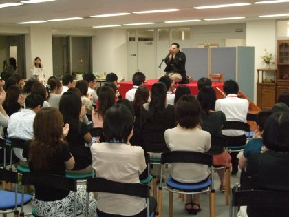 三遊亭楽春のカスタマーサービス講演会の風景