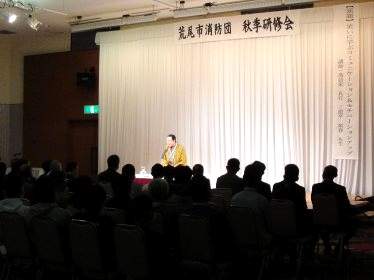 講演会の人気講師で落語家・三遊亭楽春の笑いに学ぶコミュニケーション&モチベーションアップ講演会の風景