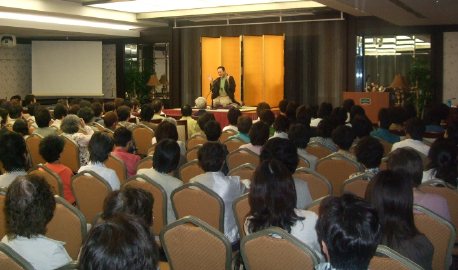 講演会の人気講師・三遊亭楽春の笑いと健康の落語講演会の風景