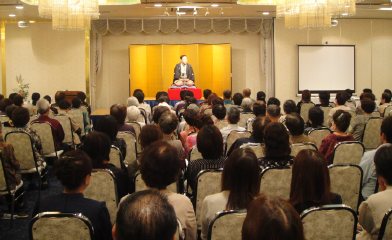 三遊亭楽春・笑いと健康の落語会の風景