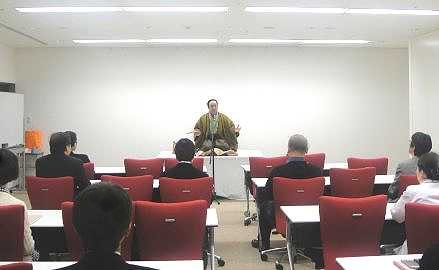 講演会の人気講師・三遊亭楽春のメンタルヘルス講演会の風景