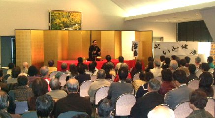 三遊亭楽春の健康落語会の風景
