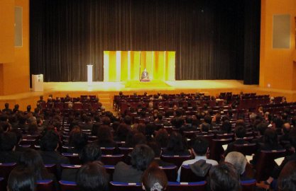 講演会の人気講師で落語家・三遊亭楽春のコミュニケーション人気講演会の風景