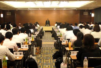 三遊亭楽春の笑いと健康のメンタルヘルス講演会風景の風景