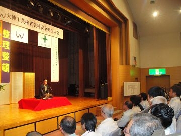 三遊亭楽春の安全大会での講演会の風景