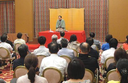 三遊亭楽春の笑いの効果でメンタルヘルスケア講演会の風景