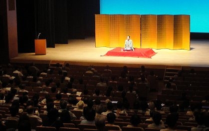 講演会人気講師・三遊亭楽春の「笑いは健康の良薬、笑いの効果で免疫力向上講演会」の風景
