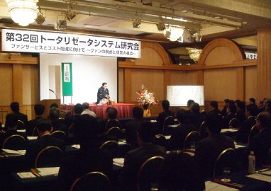 講演会の人気講師・三遊亭楽春のカスタマーサービス講演会の風景