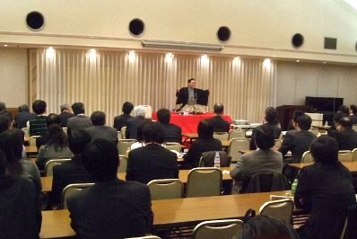 講演会の人気講師・三遊亭楽春のカスタマーサービス講演会の風景