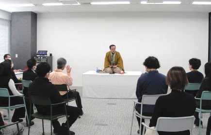 講演会が好評の人気講師で落語家・三遊亭楽春の心と身体を癒す、笑いの力講演会の風景