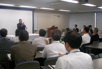 三遊亭楽春の講演会風景