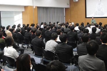 講演会の人気講師で落語家・三遊亭楽春のコミュニケーション講演会の風景