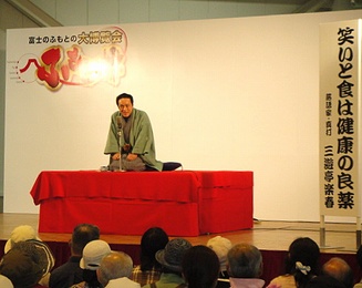 講演会の人気講師&落語家・三遊亭楽春の笑いと食は健康の良薬講演会の風景
