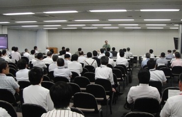 三遊亭楽春のカスタマーサービス講演会の風景