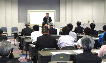 講演会の人気講師で落語家・三遊亭楽春のコミュニケーション講演会の風景
