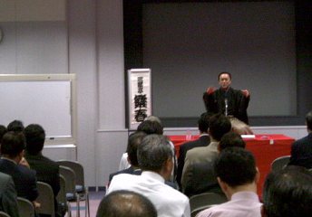 三遊亭楽春のカスタマーサービス講演会の風景