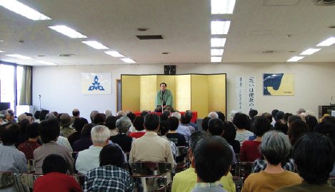 人気講師で落語家の三遊亭楽春の笑いは健康の良薬講演会の風景