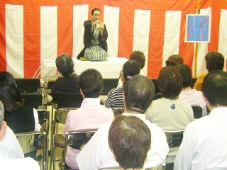 三遊亭楽春の落語で笑ってリフレッシュ講演会の風景