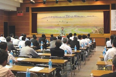 三遊亭楽春の安全大会での講演会の風景