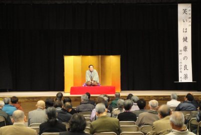 三遊亭楽春の笑いと健康の講演会の風景