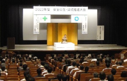 安全衛生・環境推進大会での人気講演会講師・三遊亭楽春の「笑いの効果で安心・安全講演会」