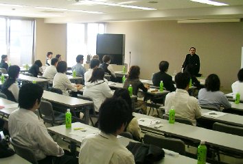 三遊亭楽春の健康講演会の風景
