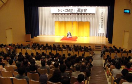 講演会人気講師・三遊亭楽春の笑いは健康の良薬講演会の風景
