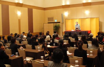 三遊亭楽春の笑いと健康の講演会風景