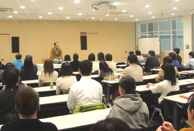 講演会の人気講師で落語家・三遊亭楽春の笑いの効果でコミュニケーション講演会の風景