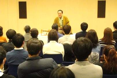 三遊亭楽春の笑いの効果でコミュニケーション講演会の風景