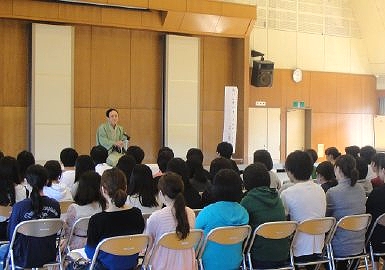三遊亭楽春の笑いに学ぶコミュニケーション講演会風景
