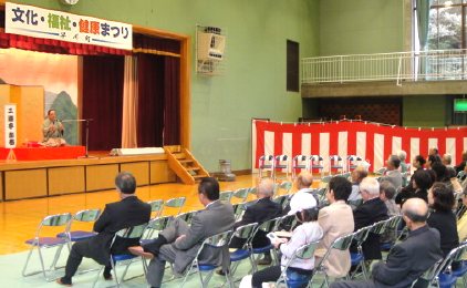 落語家で講演会の人気講師・三遊亭楽春こころの健康づくり講演会の風景