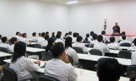 三遊亭楽春のコミュニケーション講演会の風景