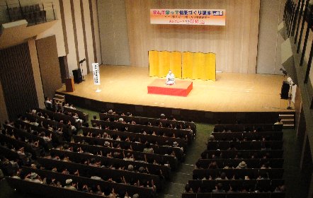人気講師で落語家の三遊亭楽春の健康落語会の風景