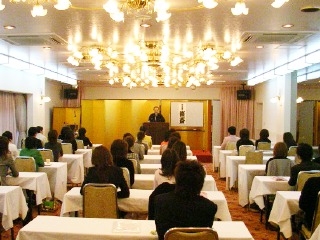 三遊亭楽春の落語に学ぶお客様への気遣い・心遣いの講演風景