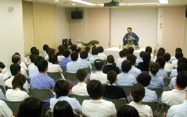 三遊亭楽春の落語を聞いて笑ってリフレッシュ講演会風景