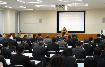 講演会の人気講師・三遊亭楽春の講演会風景