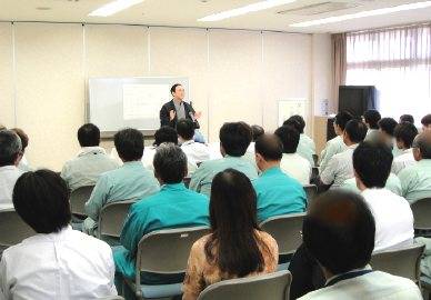 安全大会での三遊亭楽春の講演会の風景