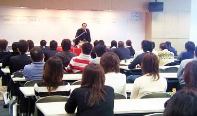 落語家で講演会の人気講師・三遊亭楽春の落語に学ぶビジネスのヒント講演会の風景