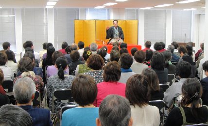 三遊亭楽春の笑いと健康の落語会の風景