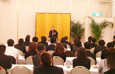 人気講演会講師・三遊亭楽春の顧客満足向上講演会