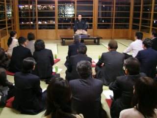 三遊亭楽春の落語的発想を仕事に取り入れる講演会の風景