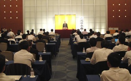 講演会の人気講師で落語家・三遊亭楽春のCS&コミュニケーション講演会の風景