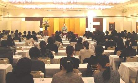 講演会の人気講師・三遊亭楽春の笑いの効果でリフレッシュ&コミュニケーション講演会