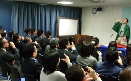 三遊亭楽春のカスタマーサービス講演会の風景