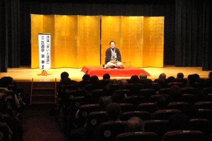 講演会の人気講師で落語家・三遊亭楽春の笑いと健康の講演会が大入り満員