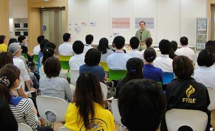 三遊亭楽春のコミュニケーション&メンタルケア講演会の風景